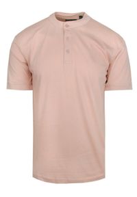 Męski T-Shirt na Stójce - Brave Soul - Zgaszony Róż. Okazja: na co dzień. Typ kołnierza: kołnierzyk stójkowy. Kolor: różowy. Materiał: bawełna. Sezon: wiosna, lato. Styl: casual