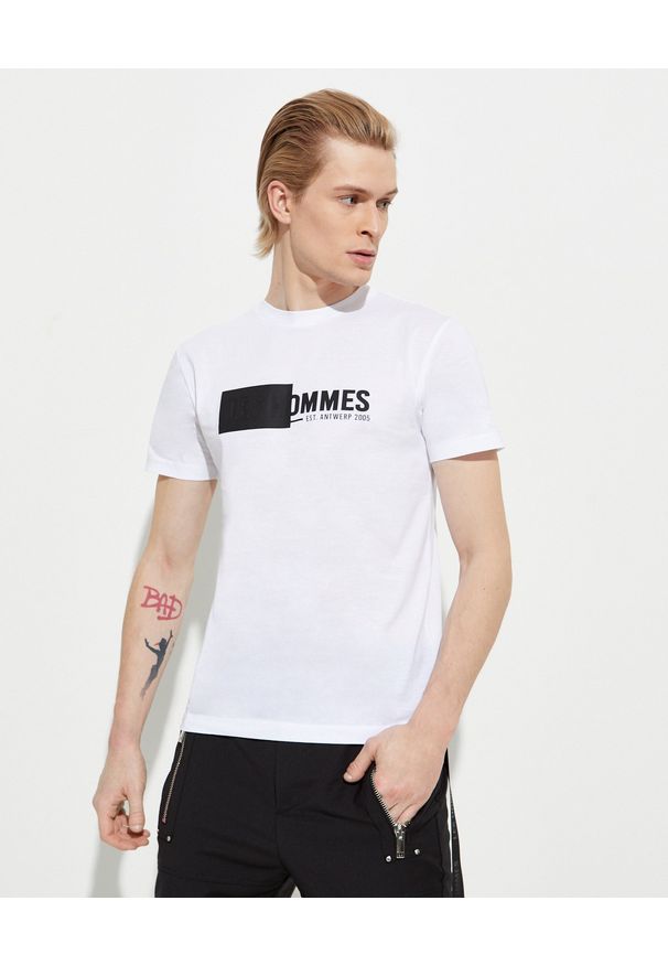 Les Hommes - LES HOMMES - Biały t-shirt z logo. Okazja: na co dzień. Kolor: biały. Materiał: jeans, bawełna. Wzór: nadruk. Styl: klasyczny, casual