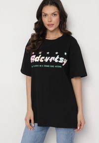 Born2be - Czarny Oversizowy T-shirt z Napisem z Przodu i Gwiazdami na Plecach Ilanlith. Okazja: na co dzień. Kolor: czarny. Materiał: jeans. Wzór: napisy. Sezon: wiosna. Styl: klasyczny, casual #3