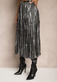 Renee - Srebrna Plisowana Spódnica z Gumką w Pasie Zdobiona Metalicznymi Przeszyciami Zanirra. Okazja: na co dzień. Kolor: srebrny. Wzór: aplikacja. Styl: glamour, casual, elegancki #5
