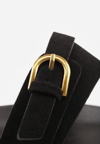 Renee - Czarne Klapki Ozdobione Metalicznymi Klamrami Zelivra. Kolor: czarny. Wzór: aplikacja. Sezon: lato. Styl: boho, elegancki #9