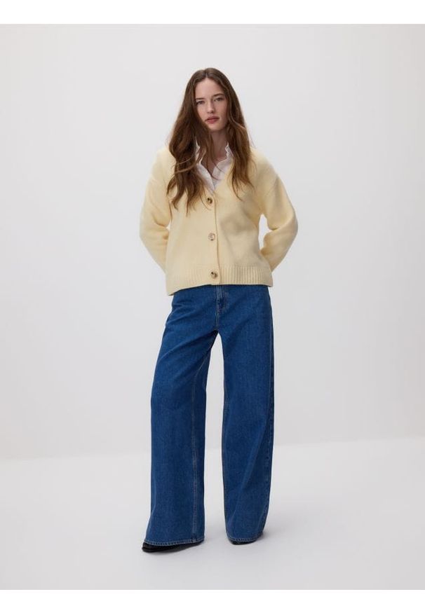 Reserved - Wełniany kardigan - jasnożółty. Kolor: żółty. Materiał: wełna