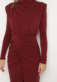Born2be - Bordowa Koktajlowa Sukienka o Dopasowanym Kroju z Marszczeniem Besel. Kolor: czerwony. Styl: wizytowy #2