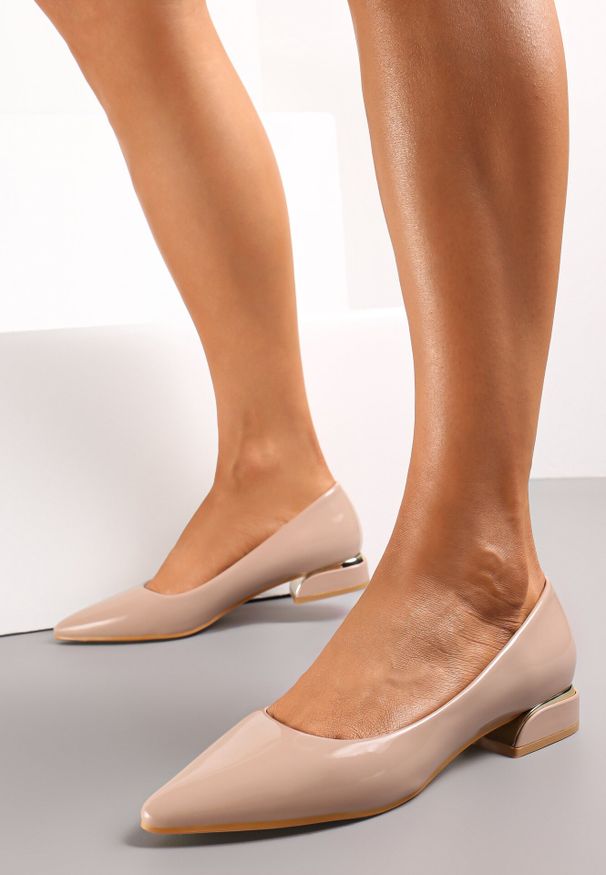 Born2be - Beżowe Wsuwane Czółenka z Lakierowanej Ekoskóry na Płaskim Obcasie ze Szpiczastym Noskiem Sametta. Nosek buta: szpiczasty. Zapięcie: bez zapięcia. Kolor: beżowy. Materiał: lakier. Obcas: na obcasie. Wysokość obcasa: niski