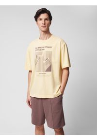 outhorn - T-shirt oversize z nadrukiem męski Outhorn - żółty. Kolor: żółty. Materiał: bawełna, prążkowany, dzianina. Długość rękawa: krótki rękaw. Długość: krótkie. Wzór: nadruk