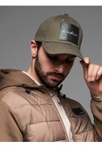 Ombre Clothing - Męska czapka bejsbolówka z daszkiem i dużą naszywką – khaki V2. Kolor: czarny. Materiał: guma, bawełna. Wzór: aplikacja. Styl: casual, elegancki #4