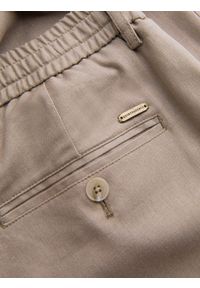 Ombre Clothing - Męskie podwijane spodnie chino z dodatkiem lnu – jasnobrązowe V3 - Rozmiar: XL. Okazja: na co dzień. Kolor: brązowy. Materiał: len. Sezon: lato. Styl: casual #6