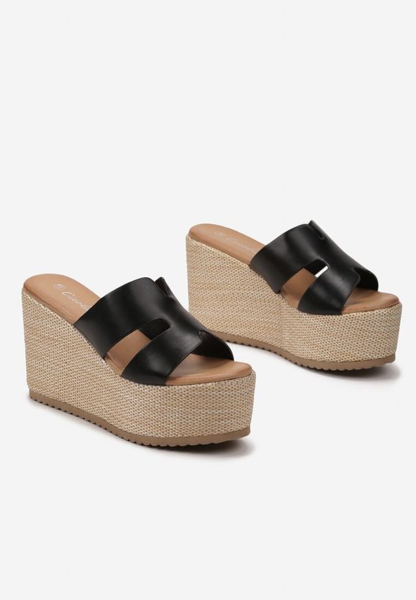 Renee - Czarne Klapki Boho na Koturnie z Platformą Ozdobionych Plecionką Vilari. Kolor: czarny. Wzór: aplikacja. Obcas: na koturnie. Styl: boho