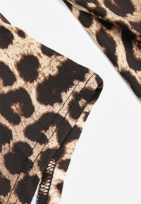 Born2be - Brązowe Body w Panterkę z Długim Rękawem i Kwadratowym Dekoltem Teraza. Typ kołnierza: dekolt kwadratowy. Kolor: brązowy. Długość rękawa: długi rękaw. Długość: długie. Wzór: motyw zwierzęcy #2