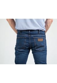 Wrangler - WRANGLER LARSTON MĘSKIE SPODNIE JEANSOWE PROMISES W18SOAR28. Okazja: na spacer, na co dzień. Stan: obniżony. Długość: długie. Styl: klasyczny, casual, elegancki, sportowy #4