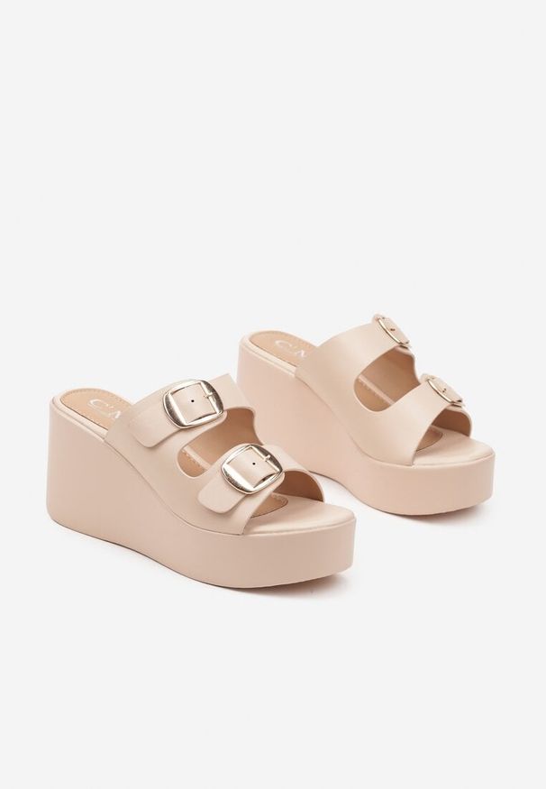 Born2be - Beżowe Klapki na Koturnie Zapinane na Sprzączki Tovianne. Okazja: na co dzień. Nosek buta: otwarty. Kolor: beżowy. Materiał: jeans. Obcas: na koturnie. Styl: elegancki, casual. Wysokość obcasa: średni