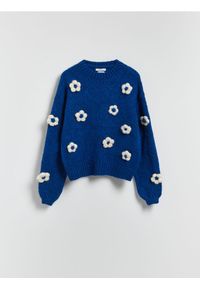 Reserved - Sweter z kwiatową aplikacją - granatowy. Kolor: niebieski. Materiał: dzianina, wełna. Wzór: kwiaty, aplikacja