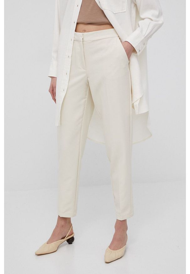 JDY spodnie damskie kolor beżowy dopasowane medium waist. Kolor: beżowy. Materiał: tkanina
