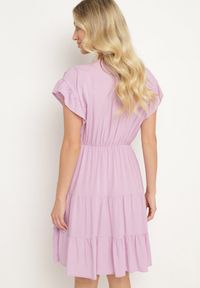 Born2be - Fioletowa Sukienka z Gumką w Pasie Ozdobiona Falbanką i Wiązana Materiałowym Paskiem Tiamalou. Typ kołnierza: dekolt w łódkę. Kolor: fioletowy. Materiał: materiał. Długość rękawa: krótki rękaw. Wzór: aplikacja #4