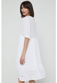 medicine - Medicine sukienka kolor biały mini rozkloszowana. Kolor: biały. Materiał: tkanina. Długość rękawa: krótki rękaw. Wzór: gładki. Typ sukienki: rozkloszowane. Długość: mini #6