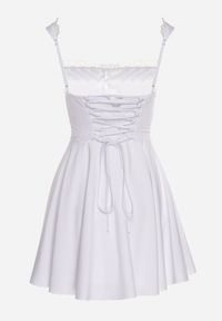 Born2be - Biała Rozkloszowana Sukienka Vices w Rustykalnym Stylu z Wiązaniem Gorsetowym Foliora. Okazja: na co dzień. Typ kołnierza: dekolt gorset. Kolor: biały. Długość rękawa: na ramiączkach. Typ sukienki: gorsetowe. Styl: klasyczny, casual, elegancki #3