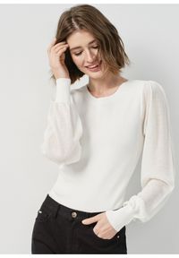 Ochnik - Kremowy sweter damski z bufiastymi rękawami. Kolor: biały. Materiał: wiskoza. Wzór: ze splotem