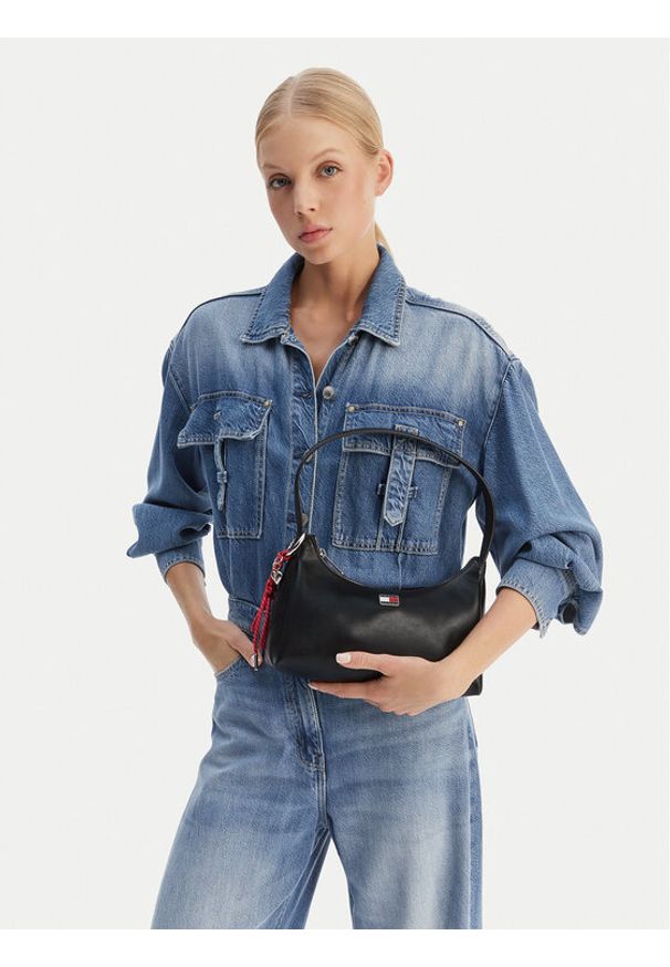 Tommy Jeans Torebka Tjw City Charm Shoulder Bag AW0AW18458 Czarny. Kolor: czarny. Materiał: skórzane