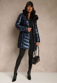 Renee - Granatowa Taliowana Kurtka z Pikowanymi Przeszyciami i Kapturem z Futrem Nalidea. Okazja: na co dzień. Typ kołnierza: golf. Kolor: niebieski. Materiał: futro. Styl: casual #3