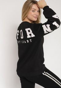 Born2be - Czarna Ocieplana Bluza z Bawełną i Napisem z Tyłu Fezanda. Okazja: na co dzień. Kolor: czarny. Materiał: bawełna. Wzór: napisy. Styl: klasyczny, casual, elegancki #1