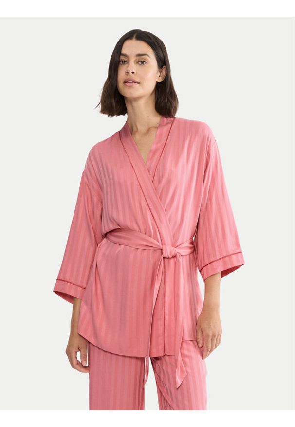 Triumph Szlafrok Amourette Jacquard 10227267 Różowy Relaxed Fit. Kolor: różowy. Materiał: wiskoza