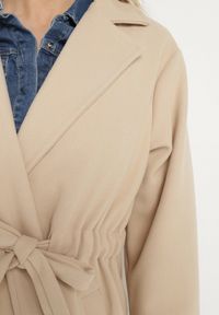 Born2be - Beżowy Płaszcz o Szlafrokowym Kroju z Marszczeniem w Talii i Wiązanym Paskiem Sartissa. Okazja: na co dzień. Kolor: beżowy. Materiał: jeans. Długość rękawa: długi rękaw. Długość: długie. Styl: klasyczny, casual, elegancki #7