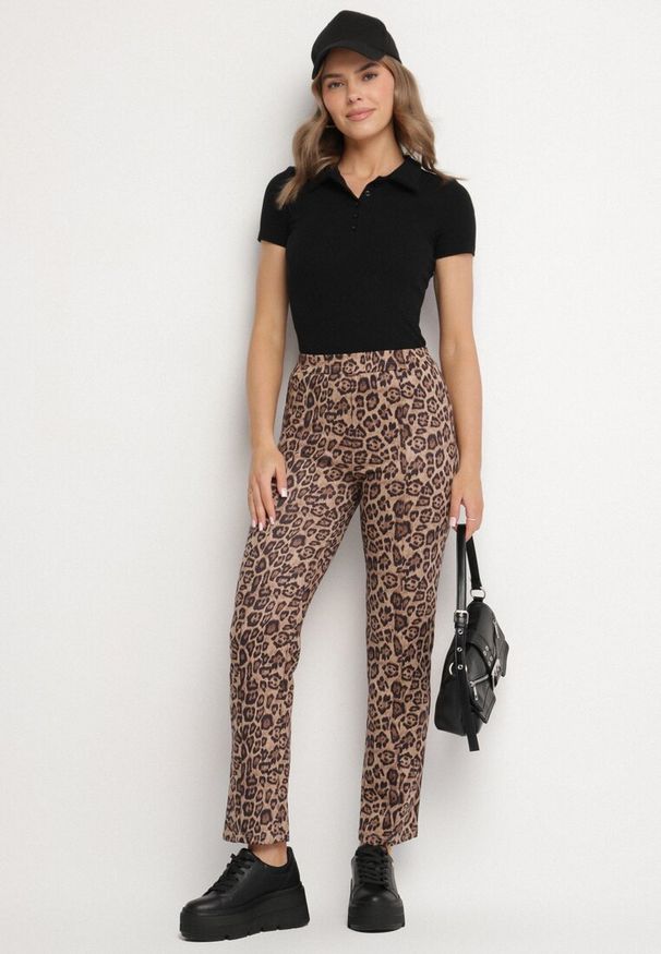 Born2be - Beżowe Spodnie w Panterkę o Klasyznym Fasonie z Gumką w Pasie Enadel. Okazja: na spotkanie biznesowe, na co dzień. Kolor: beżowy. Wzór: motyw zwierzęcy. Styl: elegancki, casual, klasyczny, biznesowy
