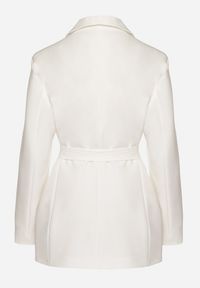 Born2be - Biała Jednorzędowa Marynarka z Paskiem i Usztywnionymi Ramionami Diomella. Okazja: na co dzień. Kolor: biały. Materiał: jeans. Styl: elegancki, casual #3
