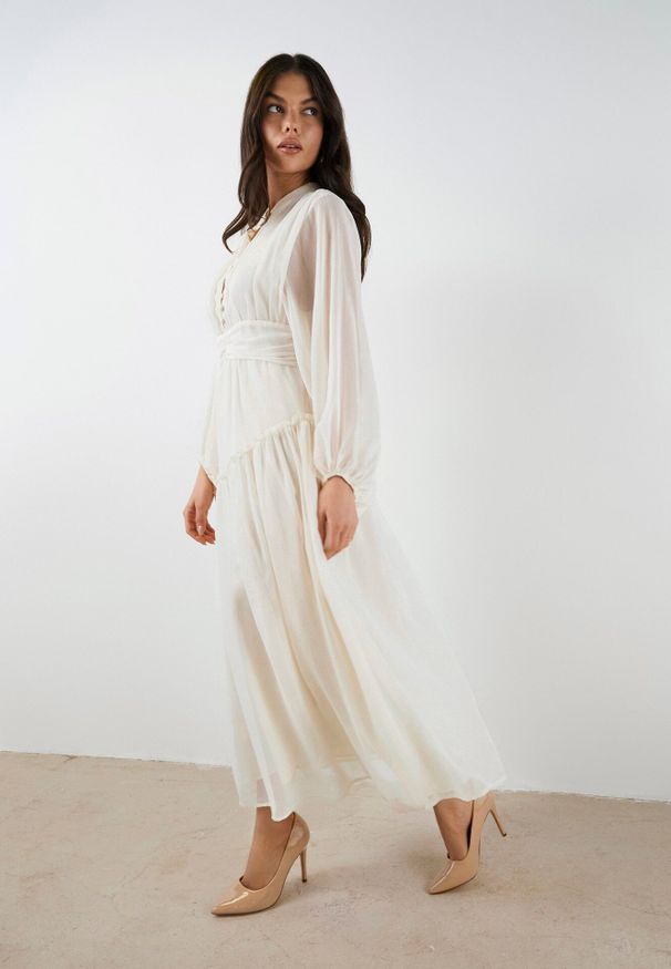 Born2be - Jasnobeżowa Długa Sukienka Koktajlowa w Stylu Retro z Plisami i Stójką Leowia. Typ kołnierza: kołnierzyk stójkowy. Kolor: beżowy. Styl: wizytowy, retro. Długość: maxi