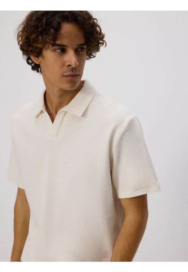 Reserved - Strukturalne polo comfort fit - złamana biel. Typ kołnierza: polo. Materiał: dzianina, bawełna