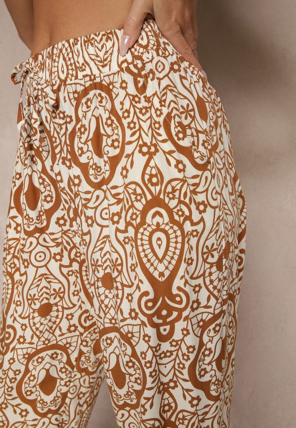 Renee - Brązowe Wiskozowe Spodnie High Waist Zdobione Ornamentalnym Printem Jenavitha. Stan: podwyższony. Kolor: brązowy. Materiał: wiskoza. Wzór: aplikacja, nadruk. Sezon: lato, wiosna. Styl: klasyczny, elegancki