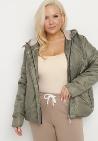 Born2be - Zielona Kurtka Pikowana z Kapturem Karbia. Okazja: na co dzień. Typ kołnierza: kaptur. Kolekcja: plus size. Kolor: zielony. Styl: casual, elegancki #6