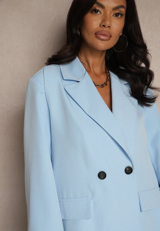 Renee - Jasnoniebieska Pudełkowa Marynarka Oversize o Dwurzędowym Fasonie Kositia. Okazja: na spotkanie biznesowe, na co dzień. Kolor: niebieski. Materiał: jeans. Styl: biznesowy, klasyczny, casual