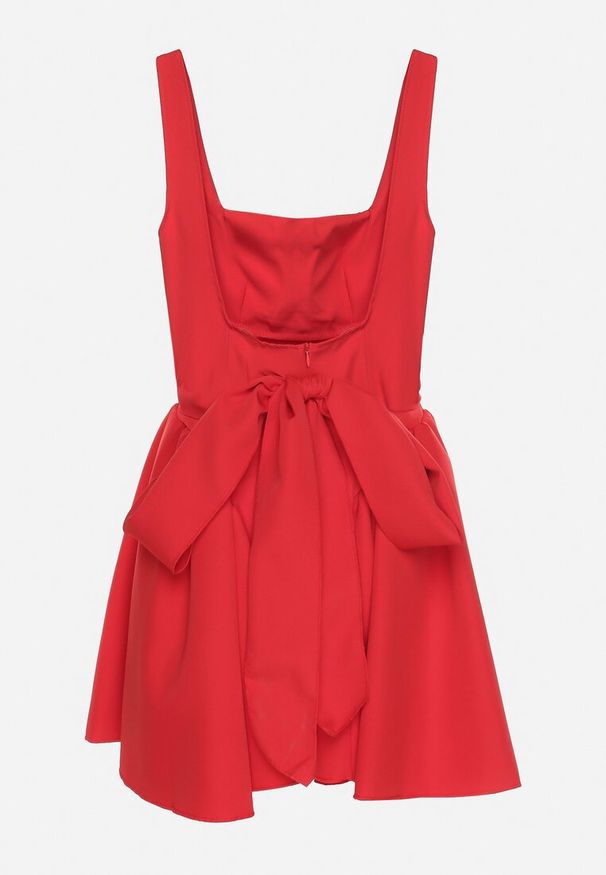 Born2be - Czerwona Rozkloszowana Sukienka na Ramiączkach z Kwadratowym Dekoltem Sastorea. Okazja: na imprezę, na spacer. Typ kołnierza: dekolt kwadratowy. Kolor: czerwony. Materiał: jeans. Długość rękawa: na ramiączkach. Wzór: aplikacja. Sezon: lato. Styl: wizytowy