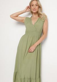 Born2be - Zielona Wiskozowa Sukienka o Kopertowym Kroju z Falbanką Uliria. Kolor: zielony. Materiał: wiskoza. Typ sukienki: kopertowe. Styl: elegancki #4