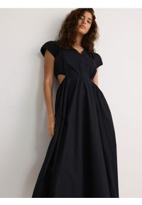 Reserved - Sukienka midi z wycięciami - czarny. Kolor: czarny. Materiał: bawełna. Długość: midi #1