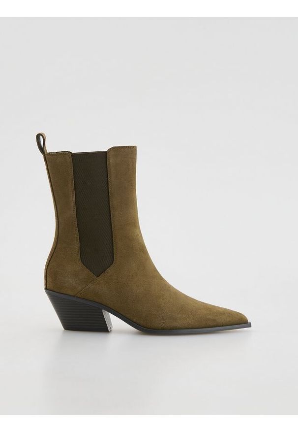 Reserved - Zamszowe botki na obcasie - zielony. Kolor: zielony. Materiał: zamsz. Obcas: na obcasie. Wysokość obcasa: średni