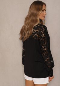 Renee - Czarna Bluzka z Wiskozą z Koronką Eviriva. Okazja: na co dzień. Kolor: czarny. Materiał: koronka, wiskoza. Długość rękawa: długi rękaw. Długość: długie. Wzór: koronka. Styl: casual