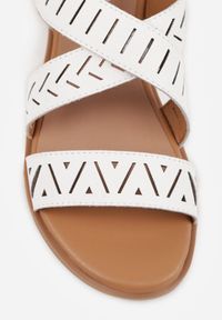 Born2be - Białe Sandały ze Skóry Naturalnej z Ażurowym Wzorem Elrinelin. Okazja: na co dzień, do pracy, na spotkanie biznesowe. Zapięcie: sprzączka. Kolor: biały. Materiał: skóra. Wzór: ażurowy. Styl: klasyczny, casual, biznesowy, elegancki #7