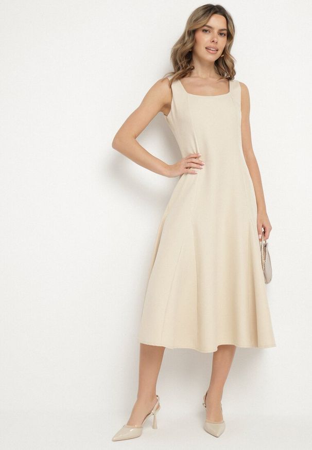 Born2be - Beżowa Klasyczna Sukienka o Rozkloszowanym Kroju Delure. Okazja: na imprezę. Typ kołnierza: dekolt kwadratowy. Kolor: beżowy. Wzór: aplikacja. Styl: klasyczny