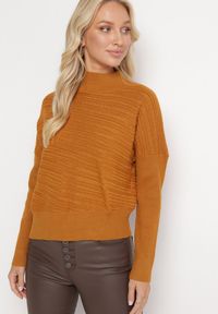 Born2be - Jasnobrązowy Sweter z Wełną o Asymetrycznym Fasonie z Tłoczeniem Sarositte. Kolor: brązowy. Materiał: wełna