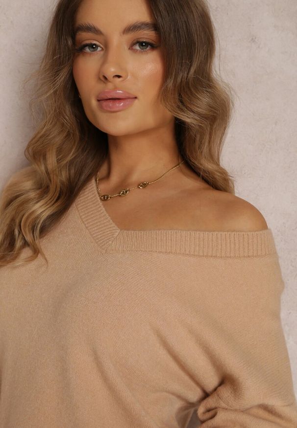 Renee - Jasnobeżowy Sweter z Wiskozy Oversize Conime. Okazja: na co dzień. Typ kołnierza: dekolt w kształcie V. Kolor: beżowy. Materiał: wiskoza. Długość rękawa: długi rękaw. Długość: długie. Wzór: aplikacja. Styl: casual, elegancki