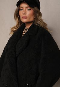 Renee - Czarna Kurtka Futerko w Stylu Teddy Ściągane w Talii Enarithiel. Okazja: na spotkanie biznesowe, na co dzień. Kolor: czarny. Materiał: futro. Styl: biznesowy, casual, elegancki