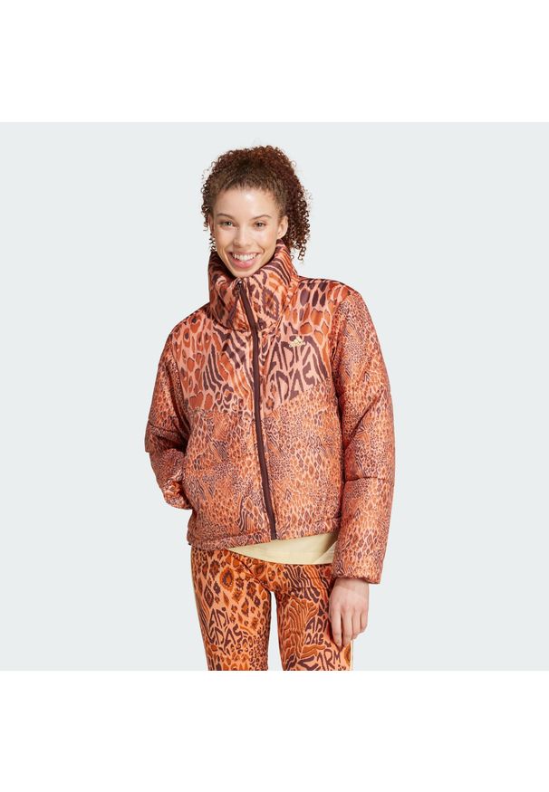 Adidas - Kurtka adidas x FARM Rio Padded. Kolor: czerwony, wielokolorowy, brązowy. Materiał: materiał, puch