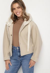 Born2be - Beżowa Przejściowa Kurtka z Rękawami Typu Nietoperz i Kapturem Alinee. Okazja: na spacer. Kolor: beżowy. Materiał: jeans. Sezon: jesień, wiosna. Styl: klasyczny #6