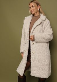 Born2be - Beżowy Długi Płaszcz Futrzany w Stylu Teddy Tadele. Kolor: beżowy. Materiał: futro. Długość: długie. Sezon: zima. Styl: klasyczny