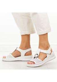 Białe skórzane sandały damskie Jezzi 9758. Okazja: na co dzień. Nosek buta: okrągły. Zapięcie: rzepy. Kolor: biały. Wzór: aplikacja. Materiał: skóra. Sezon: wiosna, lato. Obcas: na platformie. Styl: casual, klasyczny, elegancki #1