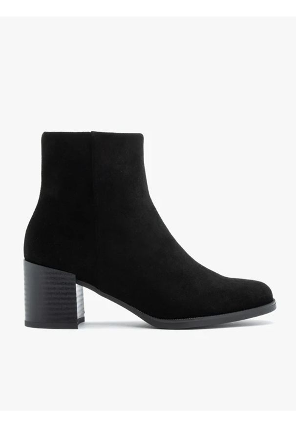 Ryłko - Czarne botki ze skóry welurowej. Okazja: na co dzień. Nosek buta: okrągły. Zapięcie: zamek. Kolor: czarny. Szerokość cholewki: normalna. Wysokość cholewki: za kostkę. Materiał: welur, skóra. Sezon: jesień, zima. Obcas: na obcasie. Styl: street, klasyczny, elegancki, casual. Wysokość obcasa: średni