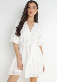 Born2be - Biała Sukienka Hyromela. Kolor: biały. Materiał: tkanina, materiał. Wzór: gładki. Typ sukienki: rozkloszowane. Długość: mini #1
