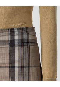 Burberry - BURBERRY - Beżowy sweter z wełny. Typ kołnierza: golf. Kolor: beżowy. Materiał: wełna. Długość rękawa: długi rękaw. Długość: długie. Wzór: haft. Sezon: jesień. Styl: klasyczny #4